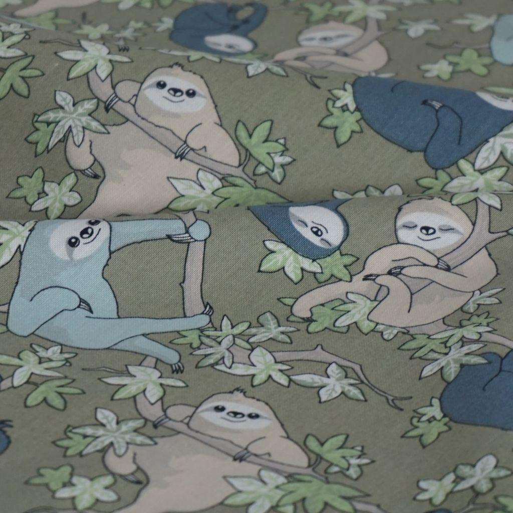 Preview: Baumwollstoff Motivdruck Faultiere olivgrün – Bio